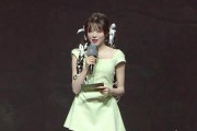 可爱捏！首场主持骆歆绿色套装出场 双马尾甜美比Yeah