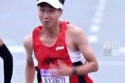 😵提前开香槟！一男子跑半马提前庆祝，被高三学生绝地反超