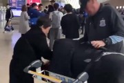 助人为乐！记者：申花主帅斯卢茨基在机场帮旅客整理行李