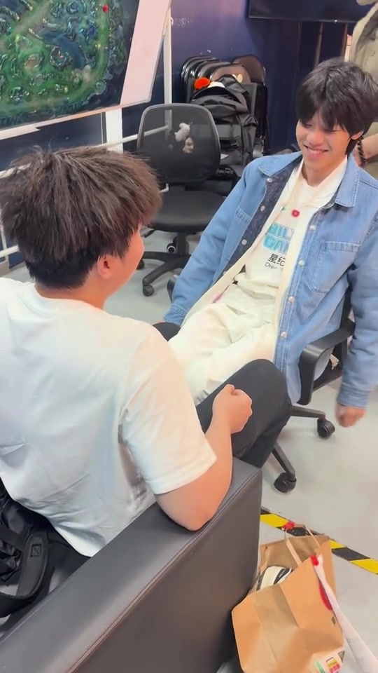 BLG分享ON和Bin玩夹腿游戏：比拼时刻！